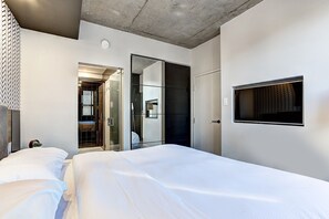 1 bedroom, memory-foam beds, iron/ironing board, travel cot - Roomy Loft near Guy-Concordia Metro (Montreal)