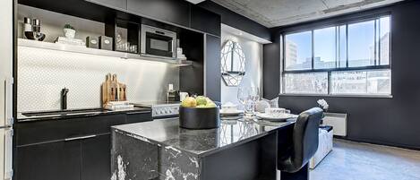 Frigorifero, microonde, forno, piano cottura