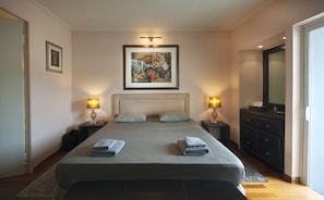 3 bedrooms, in-room safe, iron/ironing board, travel cot