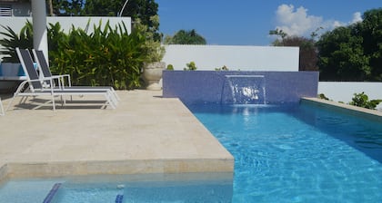 Belle piscine de jardin, marcher jusqu'Ă la ville