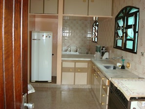 Fridge, oven, stovetop, coffee/tea maker