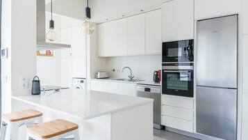 Réfrigérateur, micro-ondes, four, plaque de cuisson