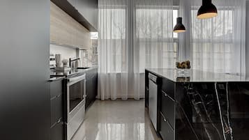 Frigorífico, microondas, horno y placa de cocina