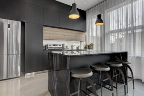 Refrigerador, microondas, horno y parrilla de estufa