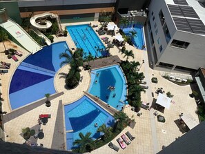 Inomhuspool och utomhuspool