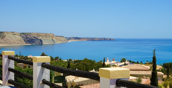 Küstliche Ansicht mit blauem Himmel, Meer und einer Klippe.