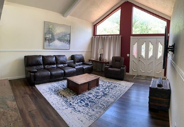 Télévision, cheminée, lecteur de DVD