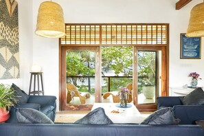 TV, DVD-spiller, bøker og filmbibliotek