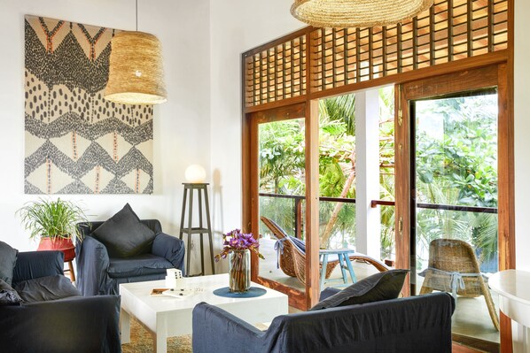 Televisión, reproductor de DVD, libros, videoteca