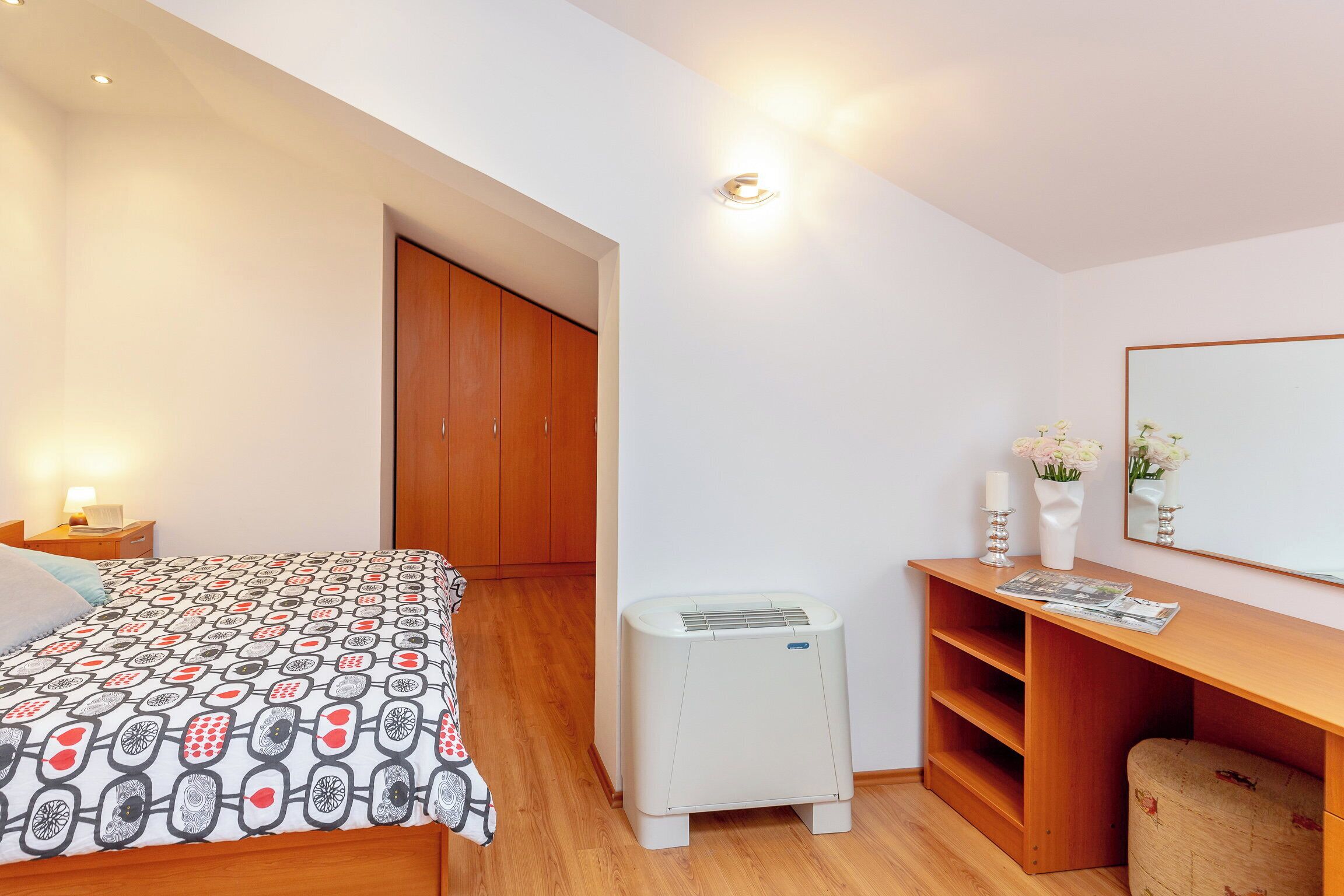 1 Schlafzimmer, Schreibtisch, Bettwäsche