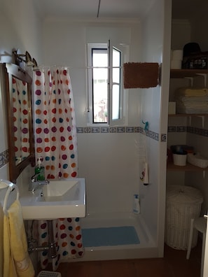 Dusche, Haartrockner, Handtücher