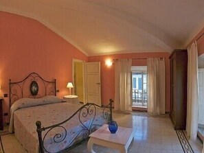 3 bedrooms, desk, soundproofing, iron/ironing board - ' Puccini '... lovely apartment in the Historical Centre of Lucca  (Lucca)