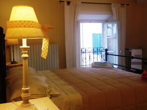 3 Schlafzimmer, Schreibtisch, schallisolierte Zimmer