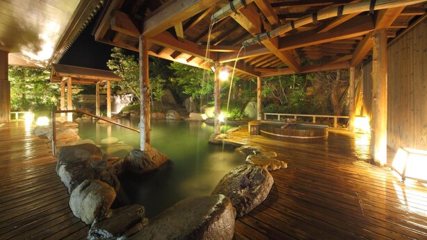 A wooden deck with a hot spring area, wooden beams, and a wooden fence. - Misasa Onsen MISASAKAN (Misasa)