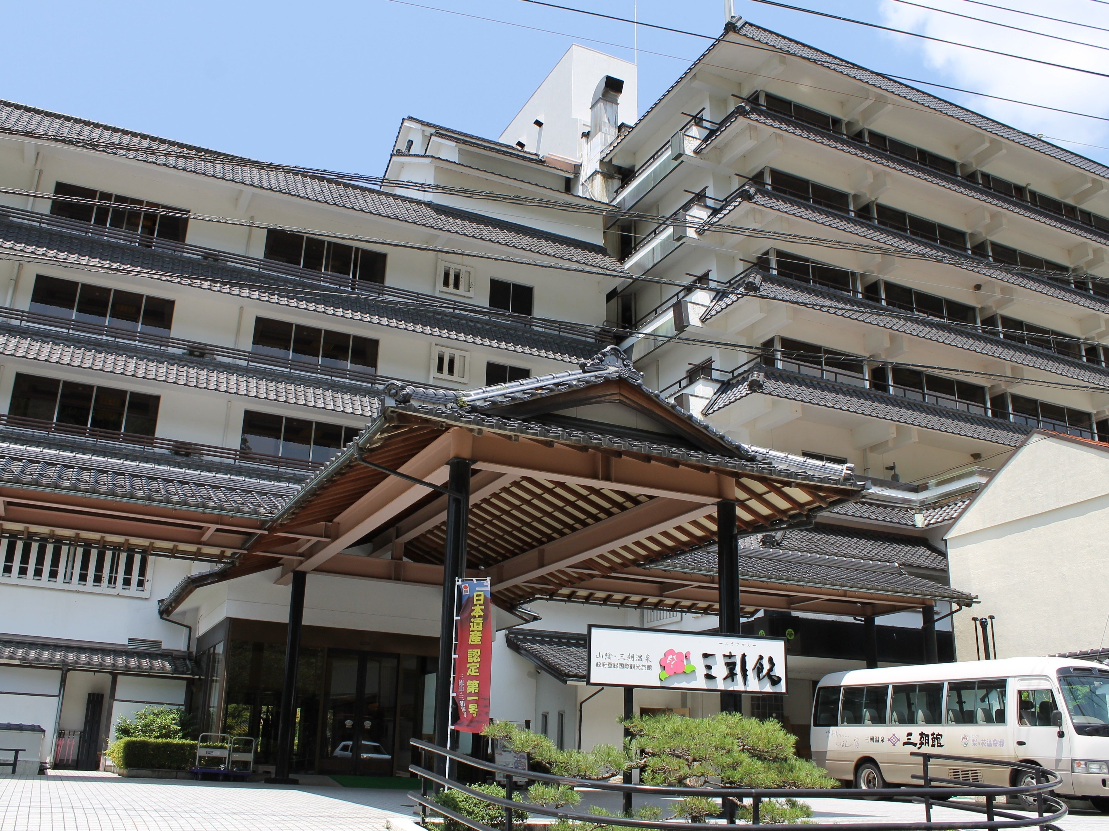 Vista frontal de la propiedad