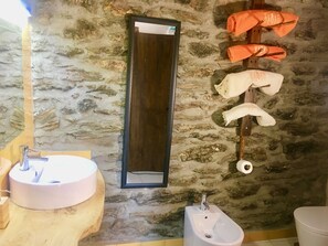 Douche, sèche-cheveux, bidet, serviettes fournies