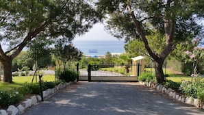 A gated entrance with a view of the sea and a sign reading "eloceano". - BEAUTIFUL APARTMENT IN TORREOCEANO WITH VIEWS TO THE SEA AND POOLS. (Mijas Malaga (La Cala de Mijas))