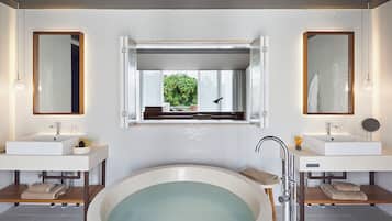 Comfort cottage | Badkamer | Een aparte badkuip en douche, een diep bad, gratis toiletartikelen