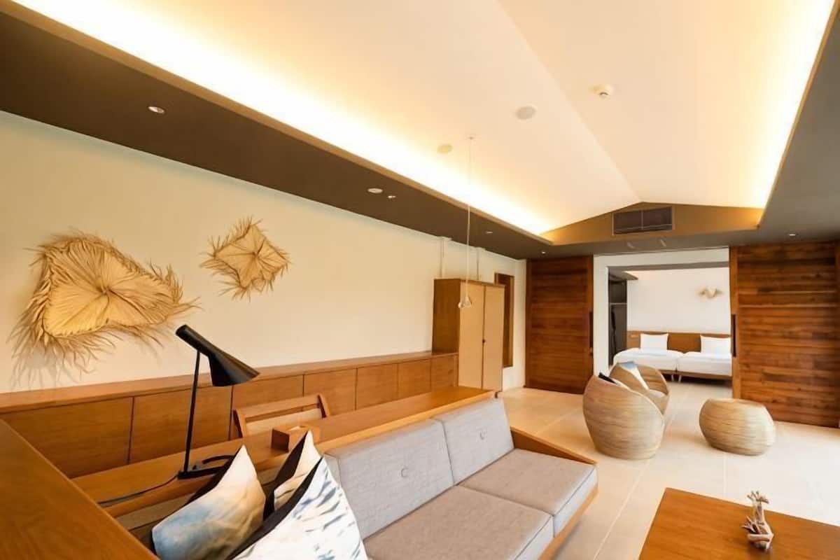 Ein modernes Wohnzimmer mit einer Couch, einem Couchtisch und Wanddekoration.