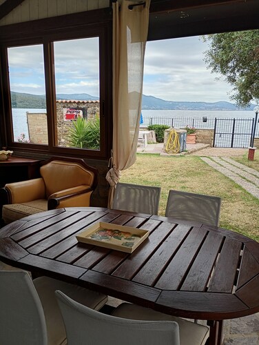 Unabhängige Villa mit Privatstrand am See