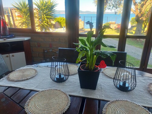 Independent villa with private beach on the lake 
