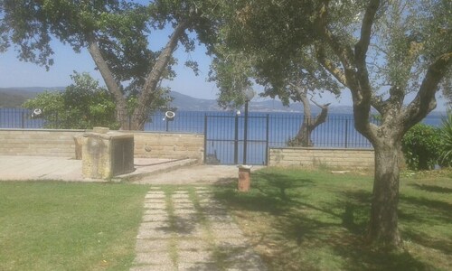 Independent villa with private beach on the lake 