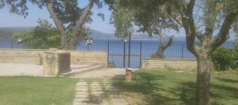 Independent villa with private beach on the lake 