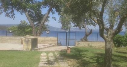 Independent villa with private beach on the lake