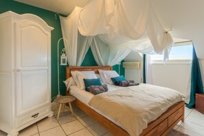 6 bedrooms, iron/ironing board, free WiFi, bed sheets