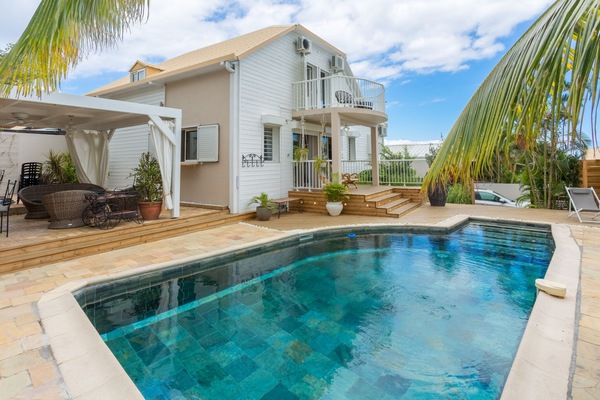 Villa 5* avec piscine chauffée et son meublé 4* avec piscinelle tout confort.