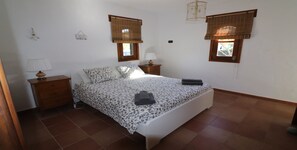 4 dormitorios, caja fuerte, tabla de planchar con plancha