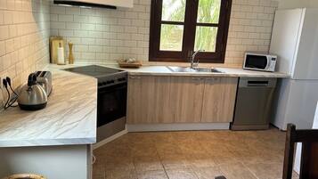 Een koelkast, een magnetron, een oven, een kookplaat