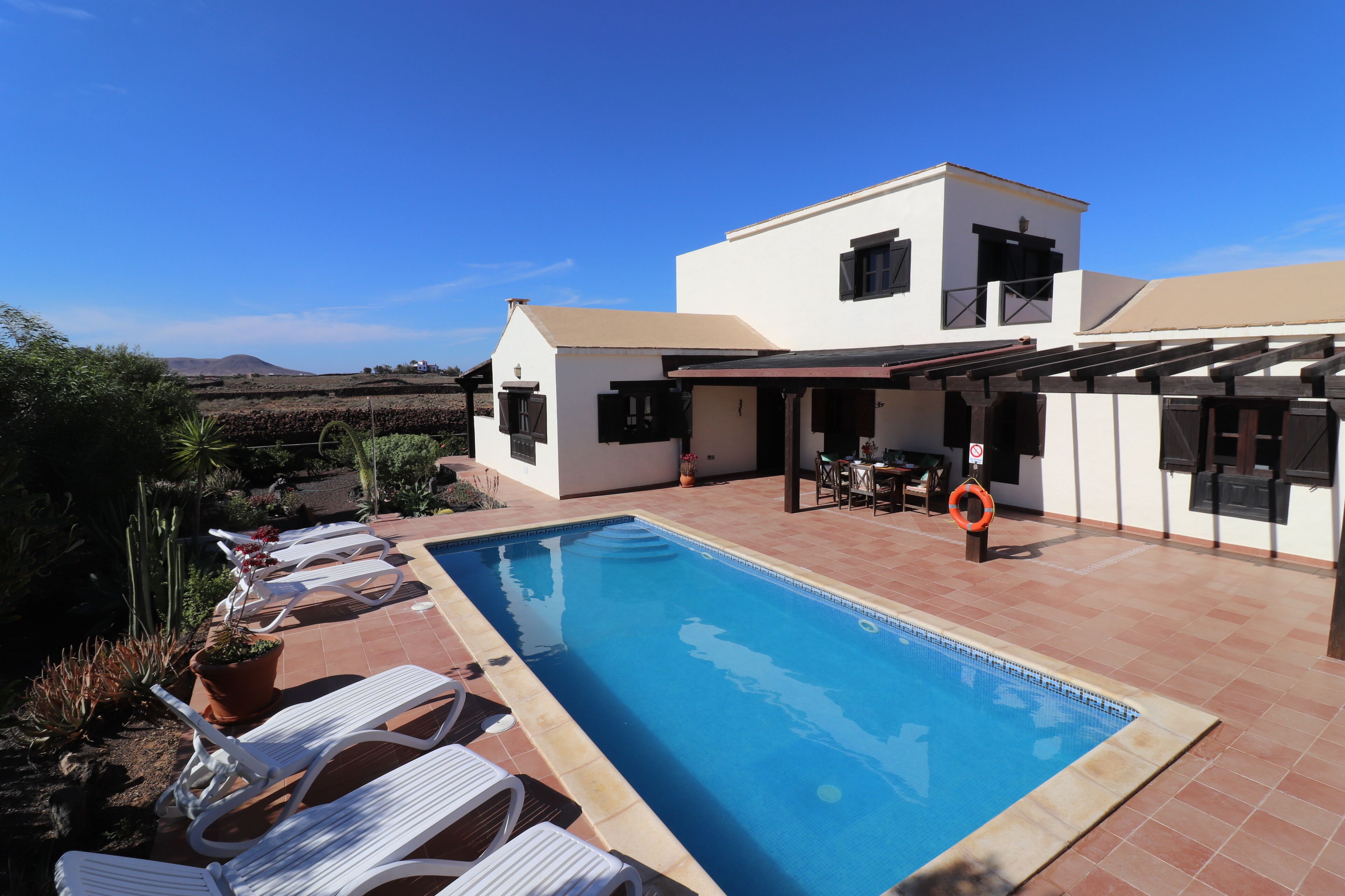 Een buitenzwembad, een verwarmd zwembad