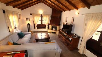 Een smart-tv, een videogameconsole en een dvd-speler