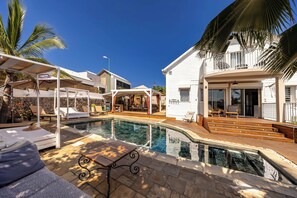 Una piscina al aire libre, una piscina climatizada