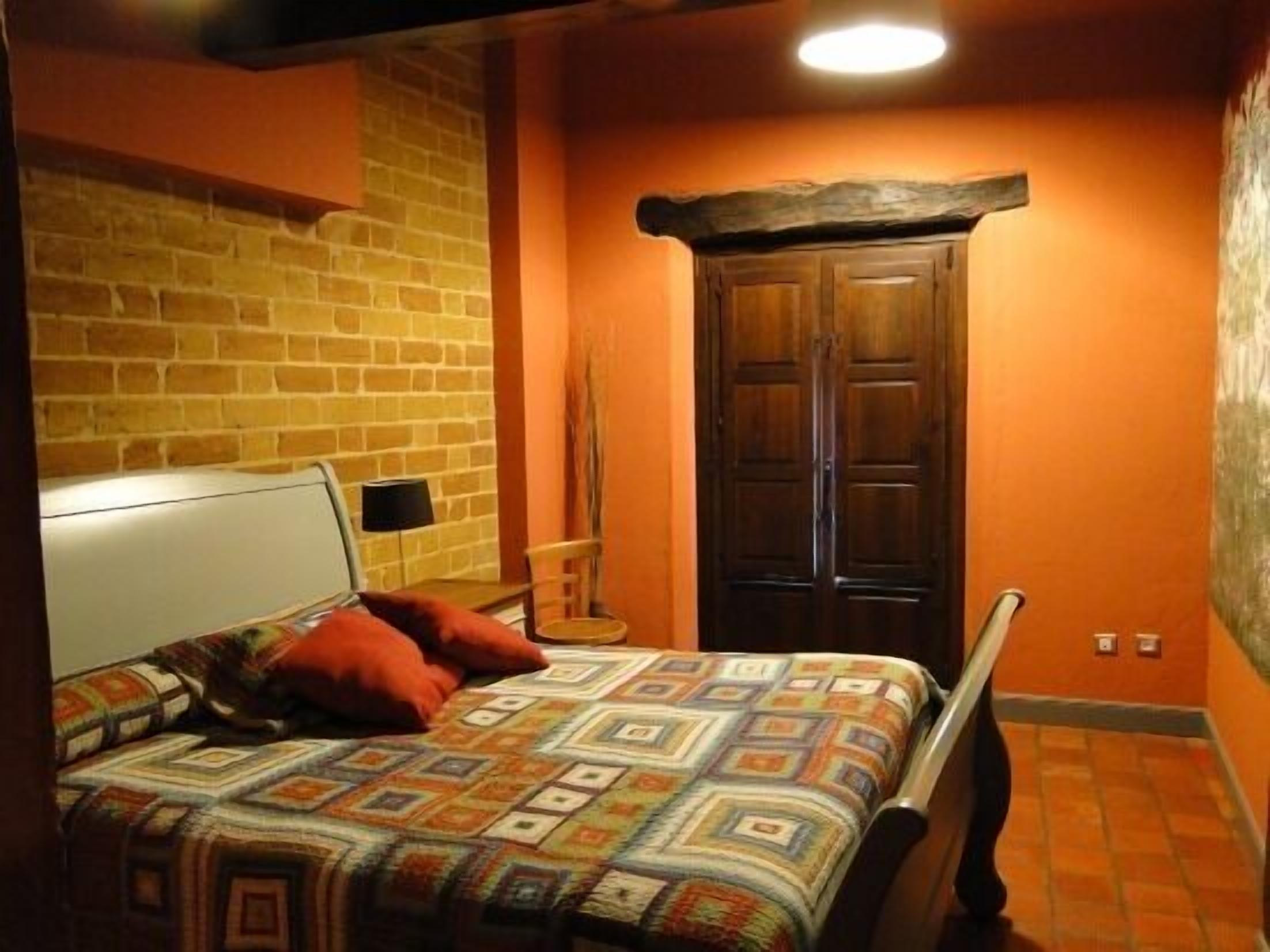 4 slaapkamers, een strijkplank/strijkijzer, reisbedje, gratis wifi