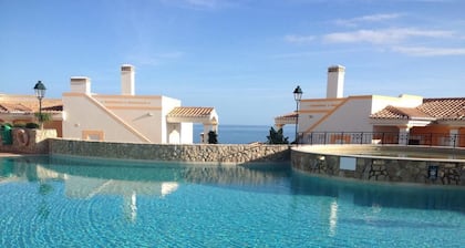 Superbe maison de ville de 3 chambres, prÚs de la piscine, situé dans la vue, Salema