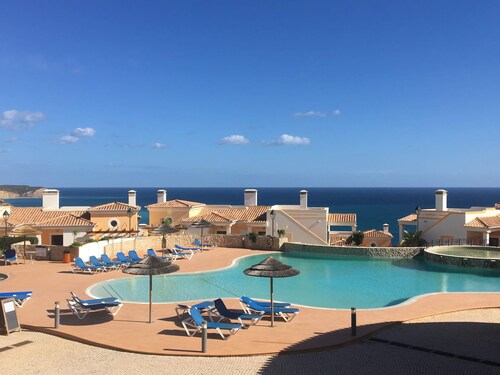 Atemberaubende 3 Schlafzimmer Reihenhaus, nahe dem Pool, in der Ansicht, Salema