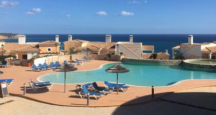 Superbe maison de ville de 3 chambres, près de la piscine, situé dans la vue, Salema
