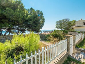 Property grounds - Apartment 2-1 with direct exit to the Alcudia beach. (Alcúdia)