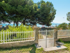 Property grounds - Apartment 2-1 with direct exit to the Alcudia beach. (Alcúdia)