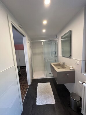 Ensemble baignoire-douche, séchoir à cheveux, bidet, serviettes fournies