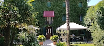 Il s'agit d'une ancienne maison du 1700, avec la piscine près de Venise