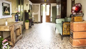 A cozy room with a wooden ceiling, a green sofa, a vintage gramophone, and a rustic wooden cabinet. - MANOR HOUSE near Venice, Prosecco hills, and Dolomites with private pool (Codognè)