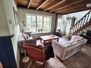 Tv, pejs, dvd-afspiller, bøger