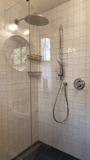 Dusche, Haartrockner, Handtücher, Toilettenpapier