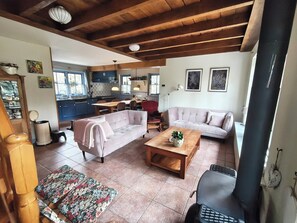 Tv, pejs, dvd-afspiller, bøger