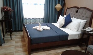 Suite, 1 grand lit | Bureau, Wi-Fi gratuit, draps fournis