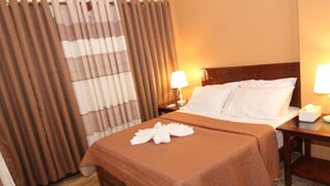Suite, 1 queensize-seng | Skrivebord, wi-fi (inkludert) og sengetøy