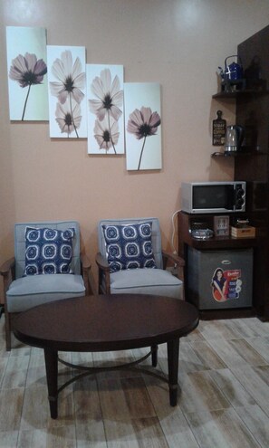 Queen Suite | Living room